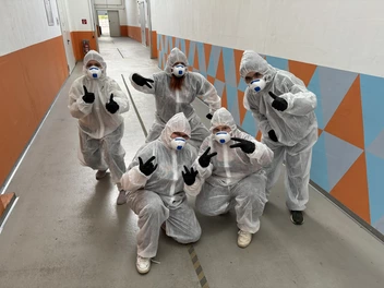  5 Jugendliche in Maler-Overalls und mit Maske