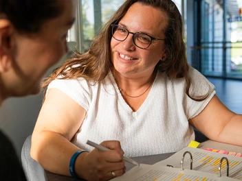 Angebotsleiterin Claudia Handschack in einem Beratungsgespräch.