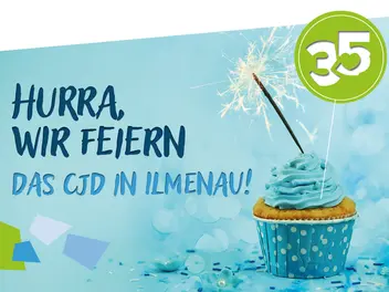 Schriftzug "Hurra, wir feiern das CJD in Ilmenau!" Daneben steht ein Cupcake mit Wunderkerze und Deko-Element "35".