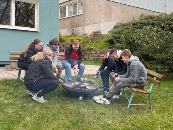 Jugendliche an der Feuerschale