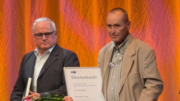 Karl-Georg Palme (rechts), Ausbilder im CJD Metall, Schweißen
