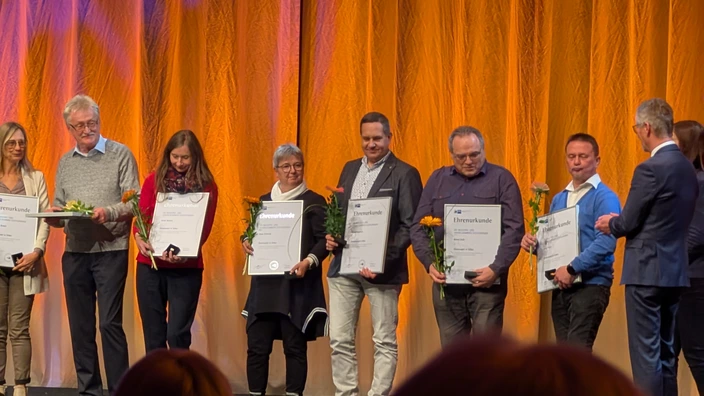 Anke Dittrich (Mitte), Ausbilderin im CJD Glasapparatebau wurde mit der Ehrennadel geehrt.