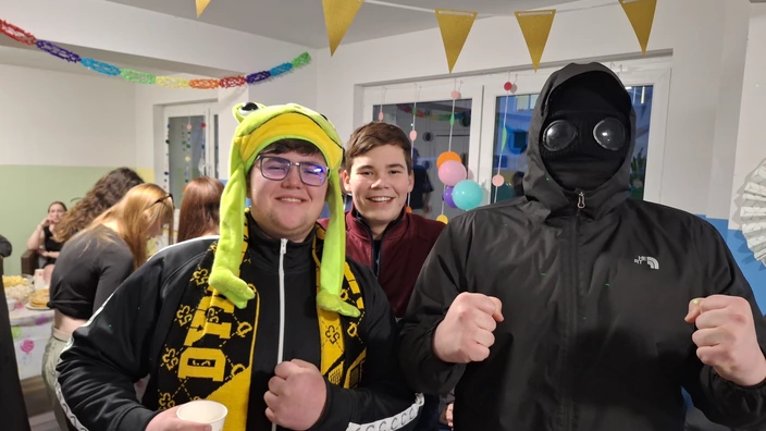 3 kostümierte Personen bei der Faschingsfeier im CJD Internat Ilmenau.
