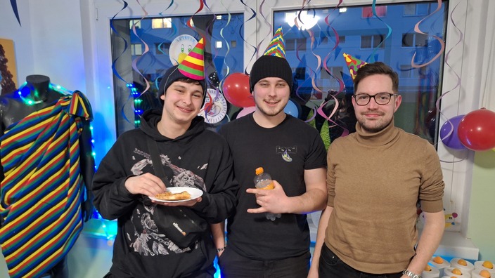 3 junge Männer bei der Faschingsfeier im CJD Internat Ilmenau.