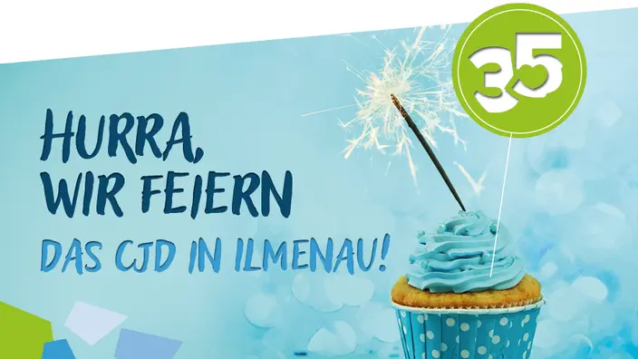 Schriftzug "Hurra, wir feiern das CJD in Ilmenau!" Daneben steht ein Cupcake mit Wunderkerze und Deko-Element "35".